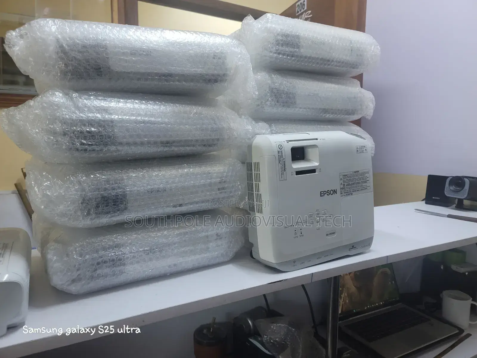 Epson Eb-x05 Projector