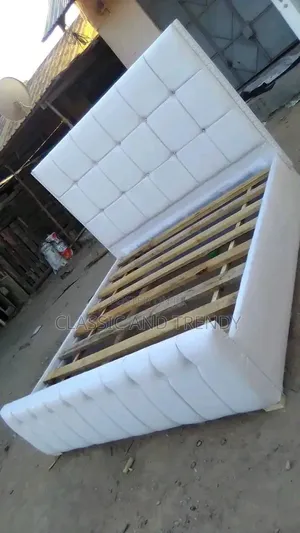 5x6 Plain White Chester Bed