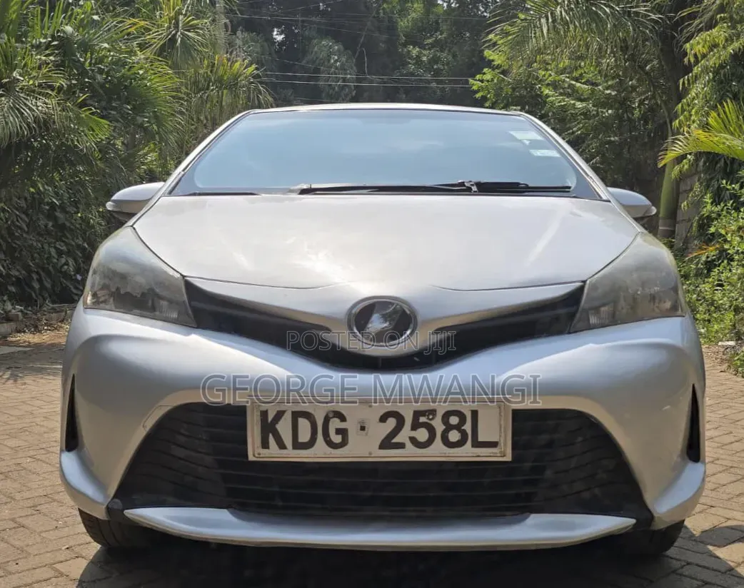 Toyota Vitz 2014 Silver