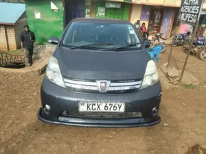 Toyota ISIS 2017 Black