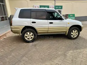 Toyota RAV4 2001 White