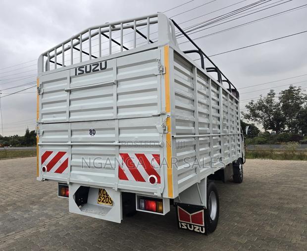 Isuzu NPR 43 2015 White - thumbnail 2