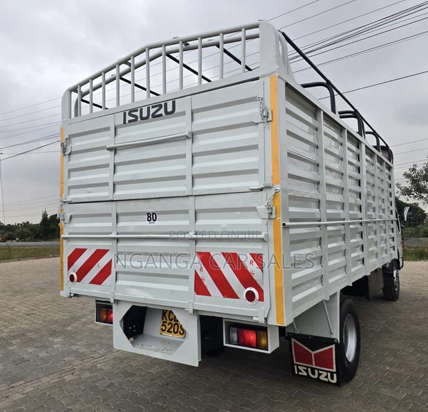 Isuzu NPR 43 2015 White - thumbnail 5