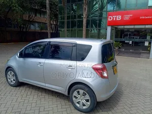 Toyota Ractis 2009 Silver