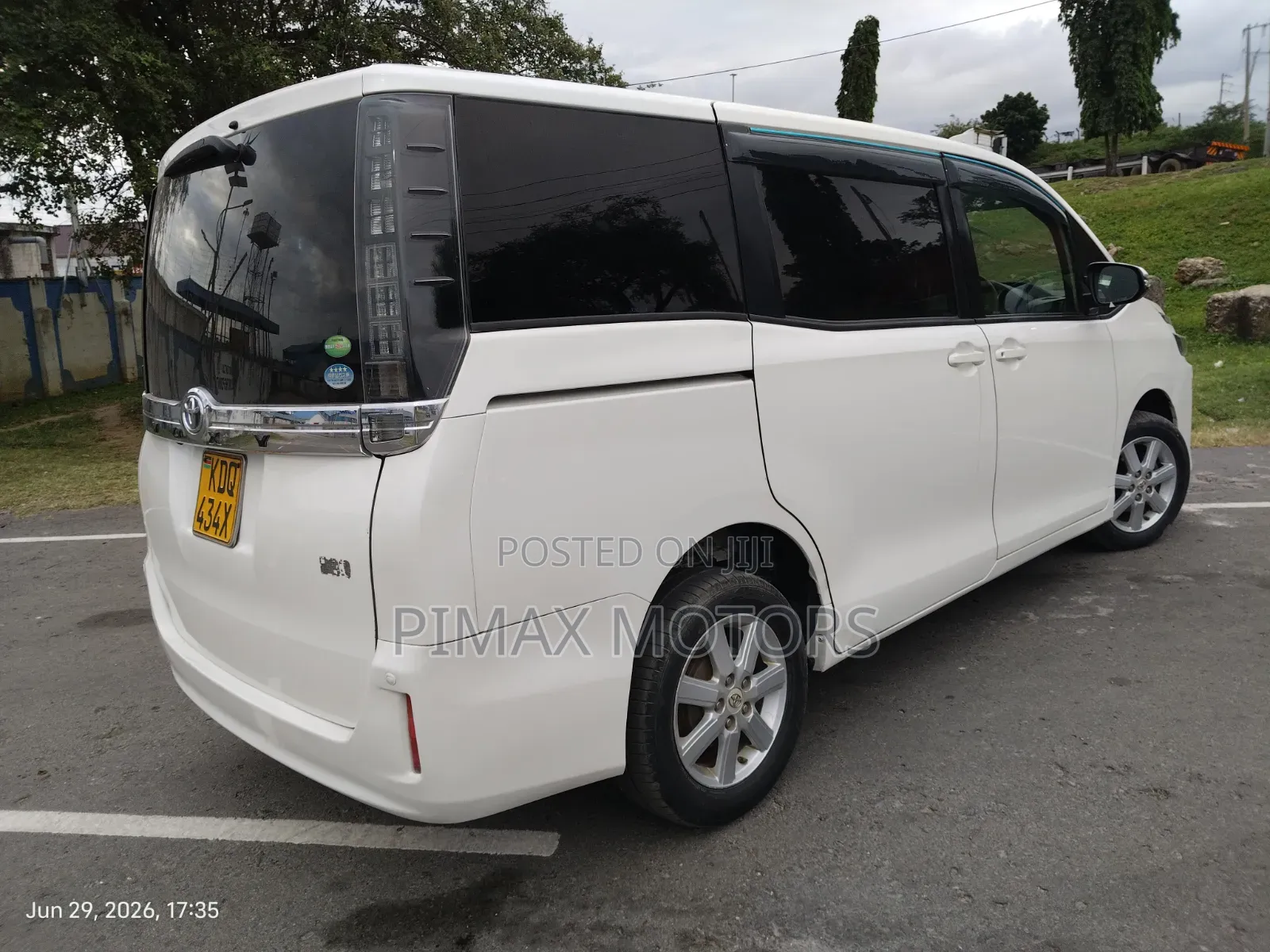 Toyota Voxy 2017 White