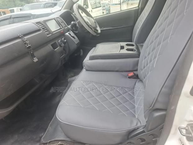 Toyota HiAce 2018 White - thumbnail 3