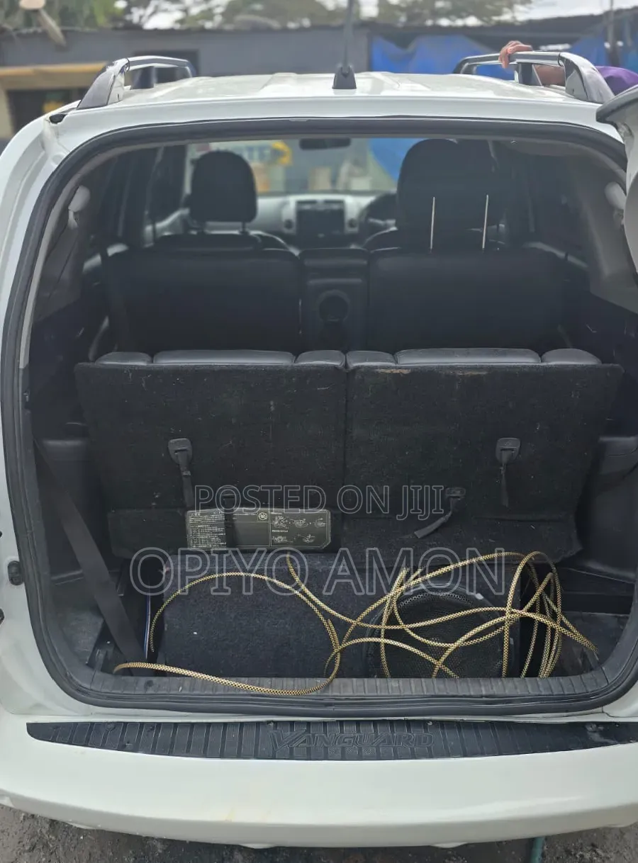 Toyota Vanguard 2010 White