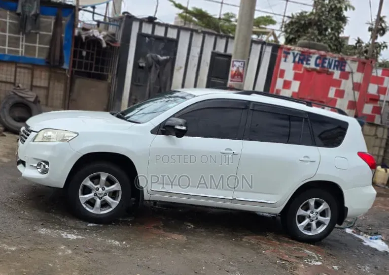 Toyota Vanguard 2010 White