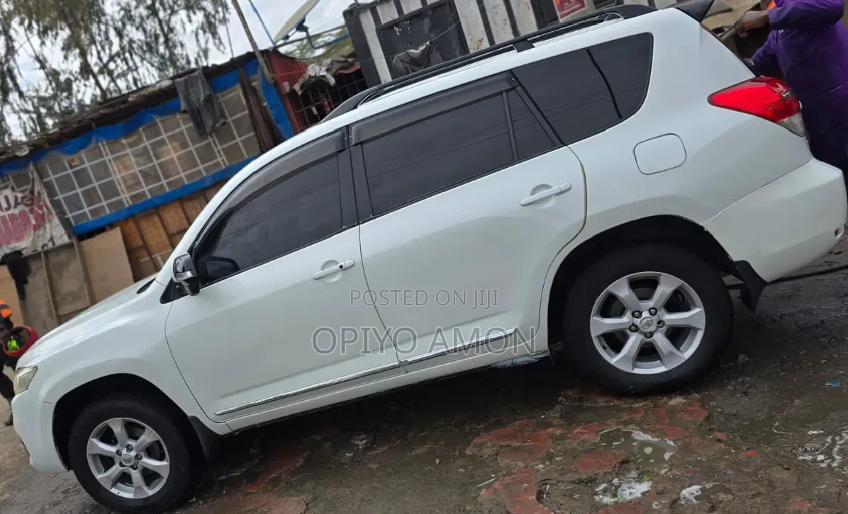 Toyota Vanguard 2010 White