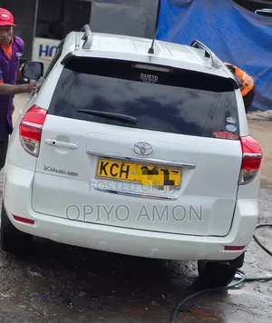 Toyota Vanguard 2010 White