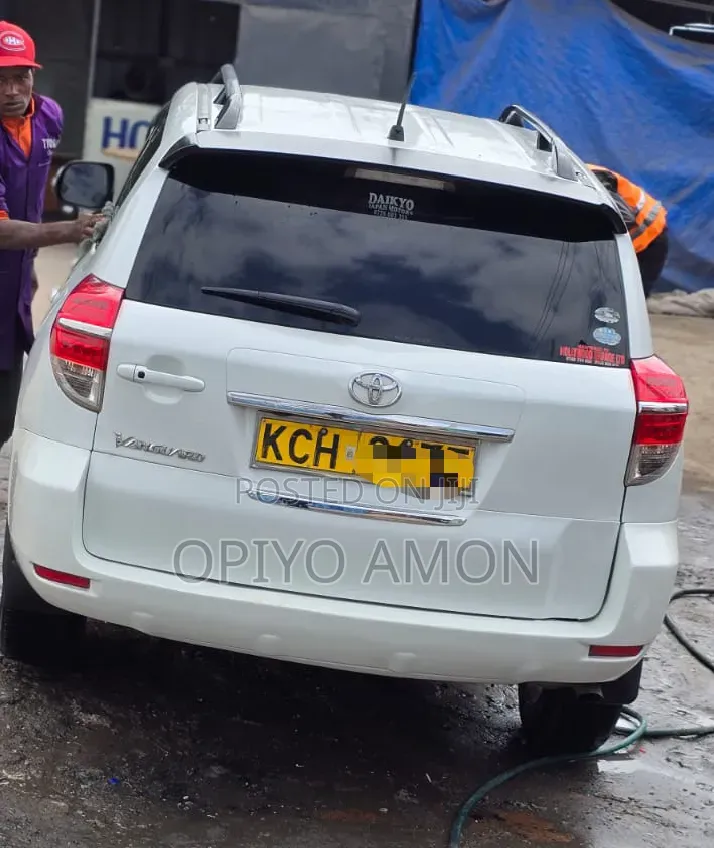 Toyota Vanguard 2010 White