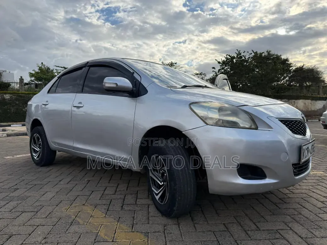 Toyota Belta 2010 Silver