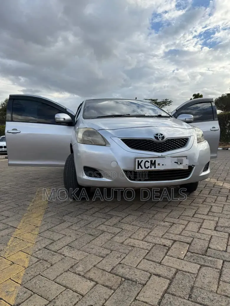 Toyota Belta 2010 Silver