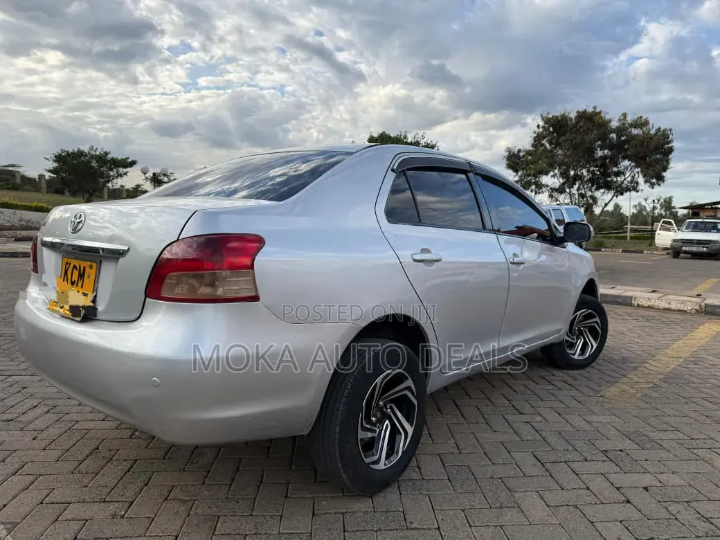 Toyota Belta 2010 Silver