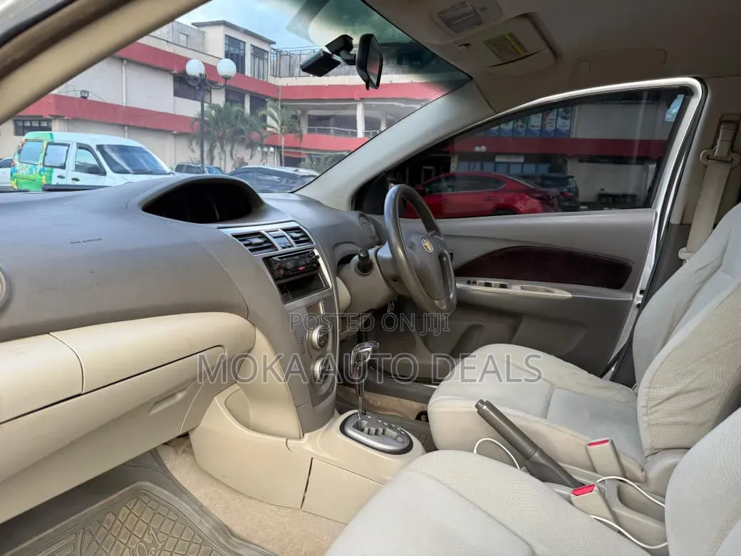 Toyota Belta 2010 Silver