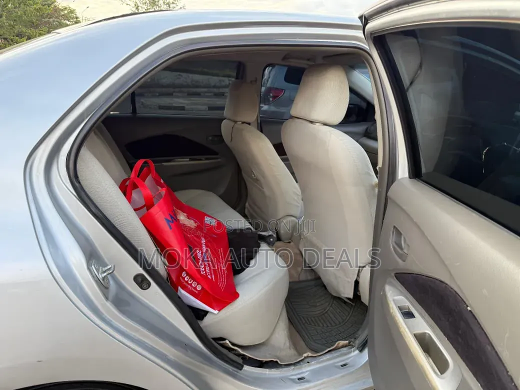 Toyota Belta 2010 Silver