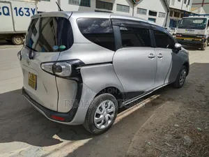 Toyota Sienta 2016 Silver