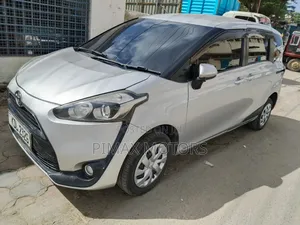 Toyota Sienta 2016 Silver
