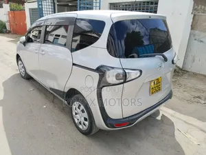 Toyota Sienta 2016 Silver