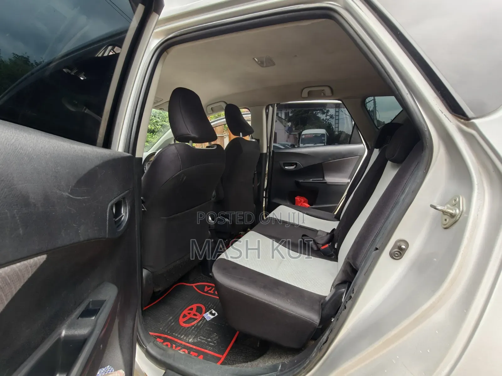 Toyota Ractis 2012 Silver