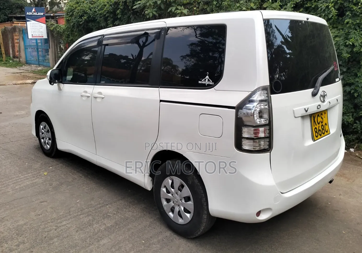 Toyota Voxy 2011 White