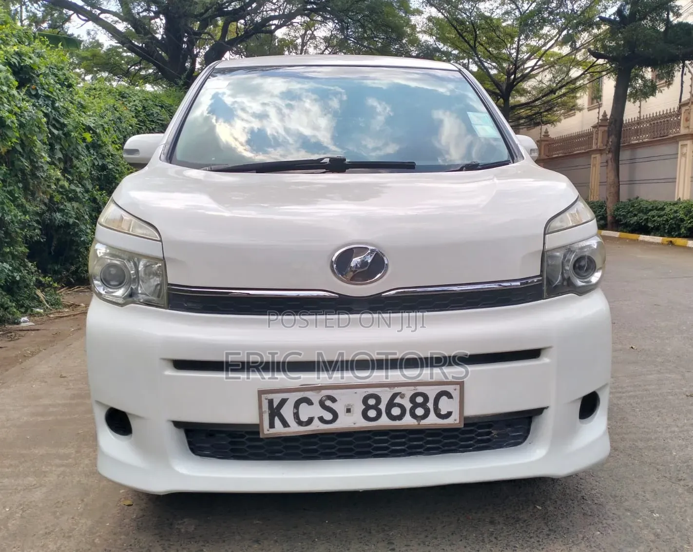 Toyota Voxy 2011 White