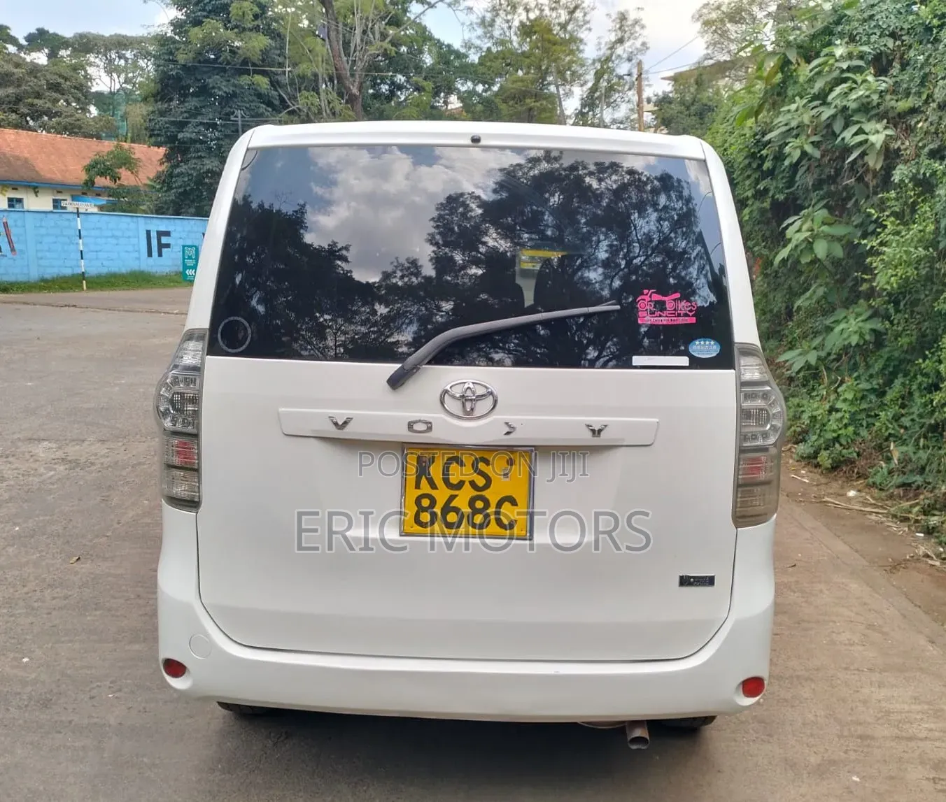Toyota Voxy 2011 White