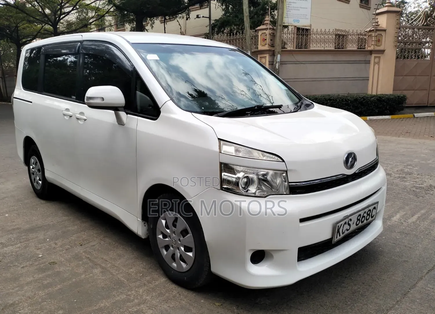 Toyota Voxy 2011 White