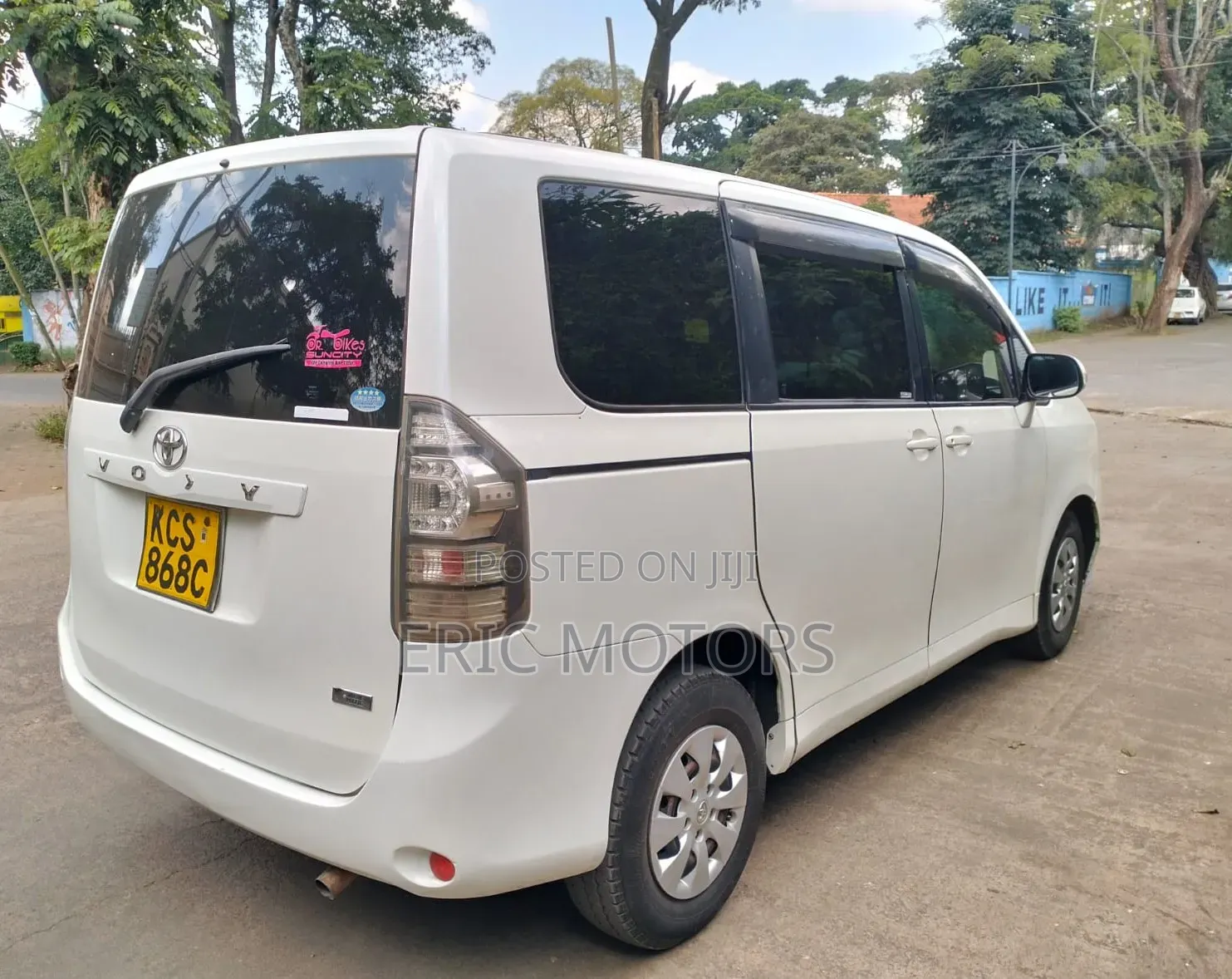 Toyota Voxy 2011 White