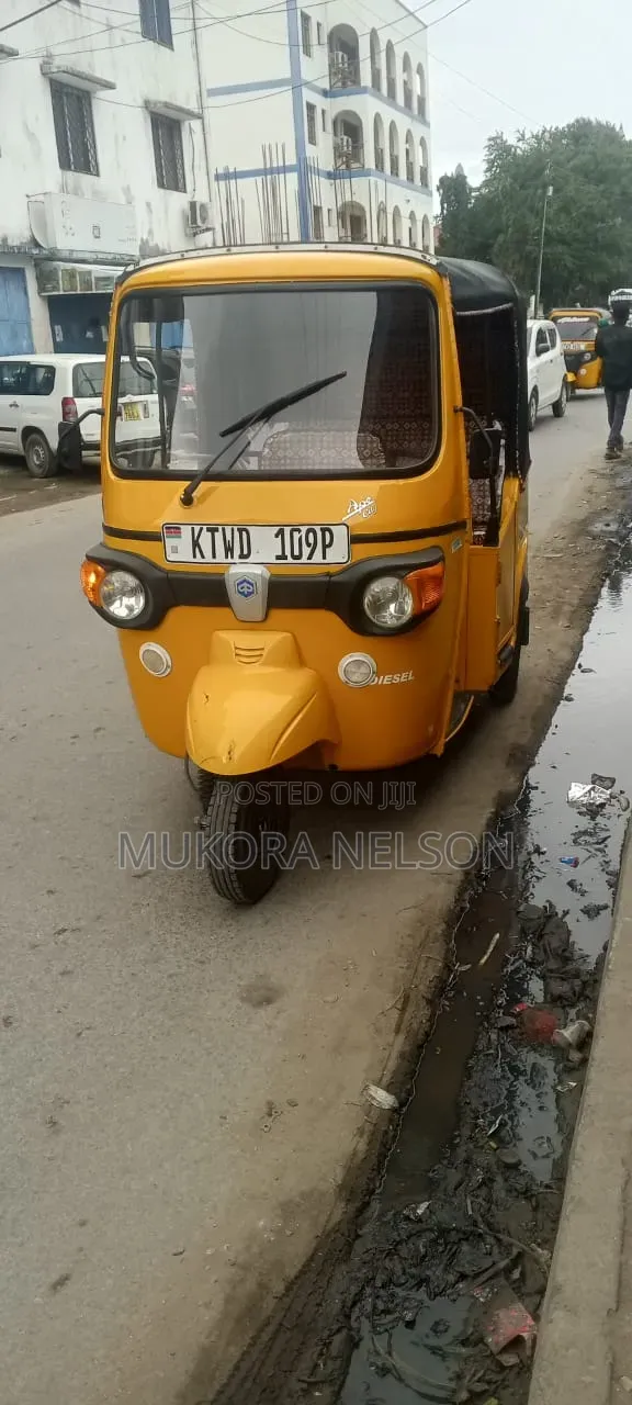 Piaggio 2016 Yellow