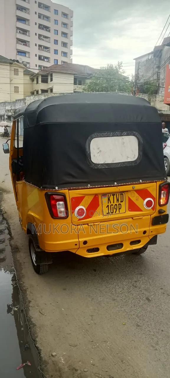 Piaggio 2016 Yellow - thumbnail 7