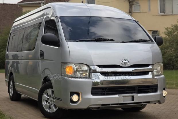 Toyota HiAce 2019 Silver - thumbnail 3
