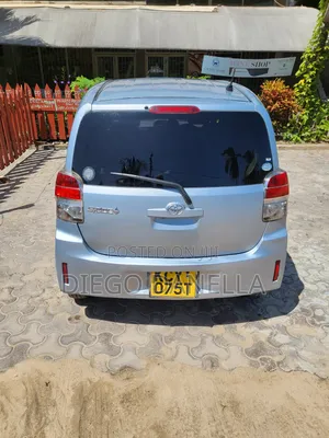Toyota Spade 2012 Blue