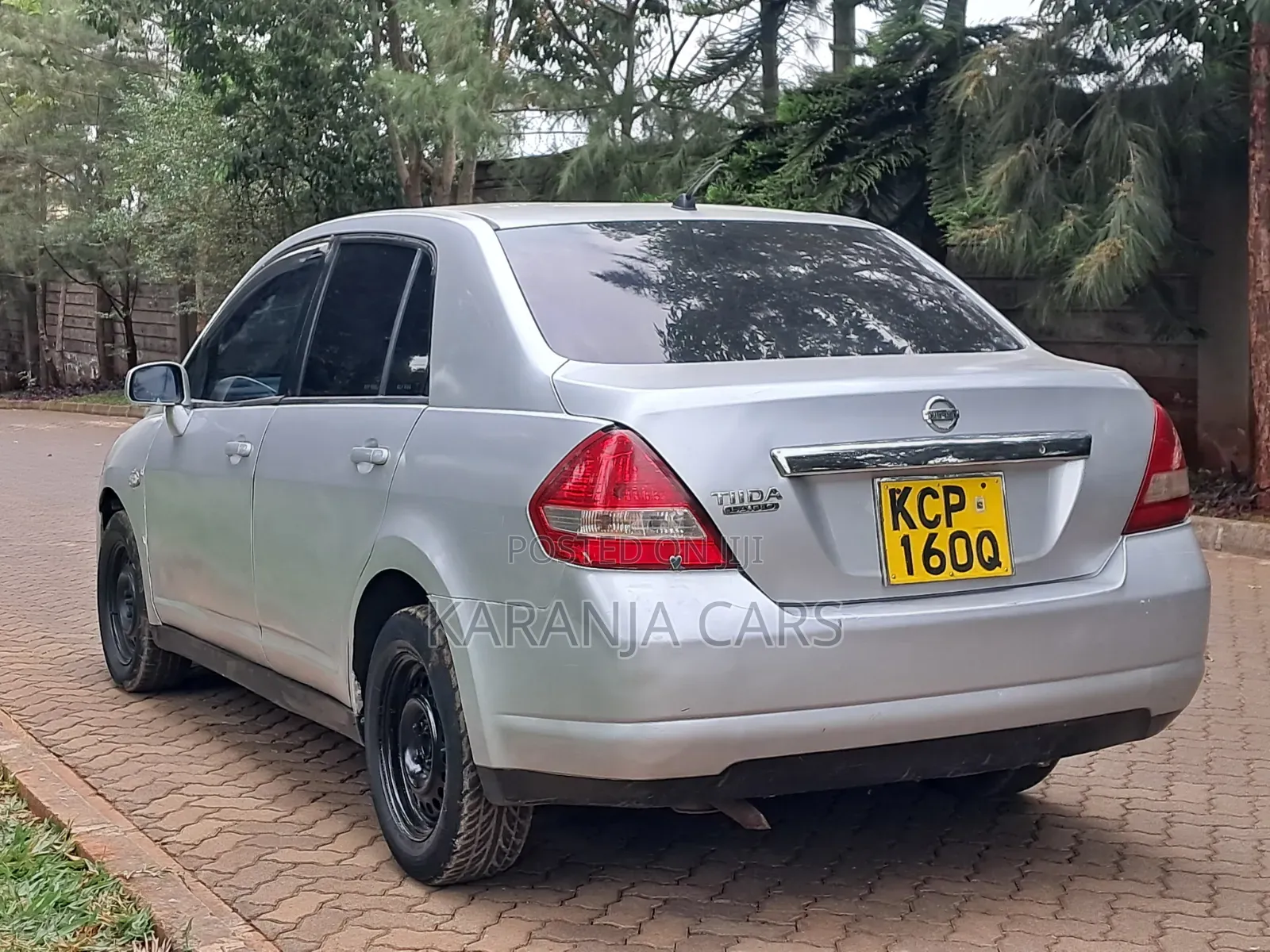 Nissan Tiida 2010 Silver