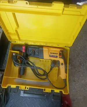 Dewalt Heavy Duty 800w Rotary Hammer Drill – 26mm Concrete
