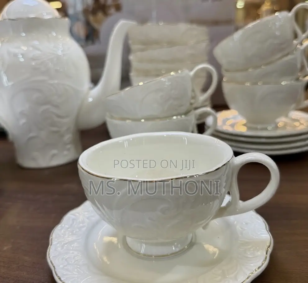 39-Piece Baroque-Style Relief Patterns and a Gold Rim Dinner Set