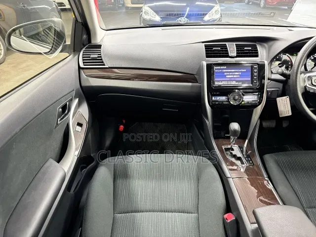 Toyota Premio 2019 Silver