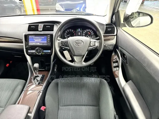 Toyota Premio 2019 Silver