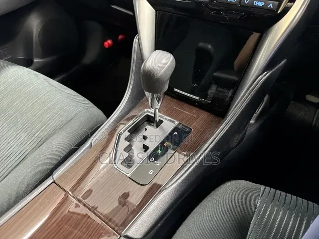 Toyota Premio 2019 Silver