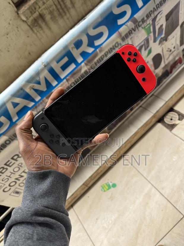 Nintendo Switch (Standard Model) - thumbnail 3