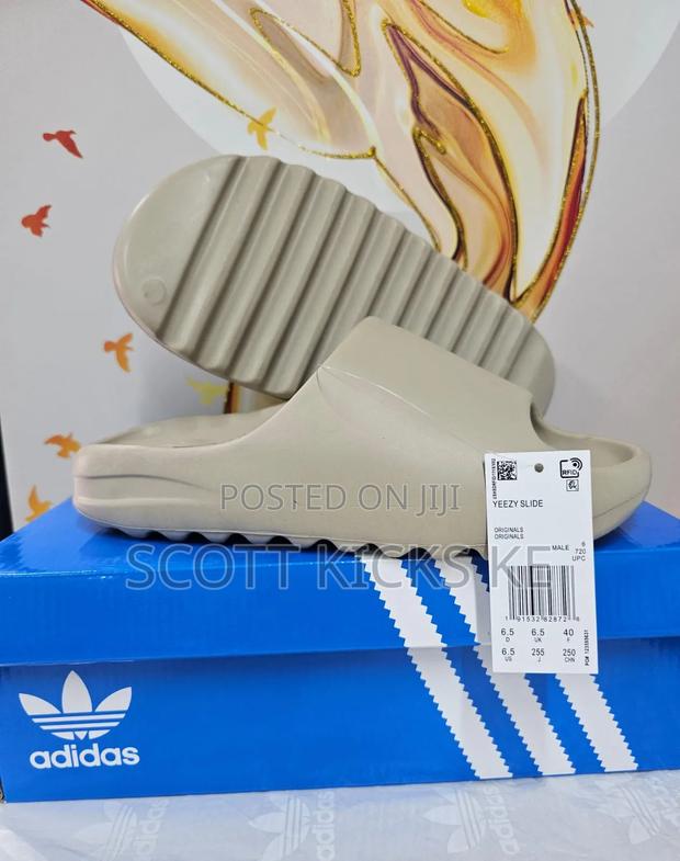 Adidas Yeezy Slides
Chocolate - thumbnail 2