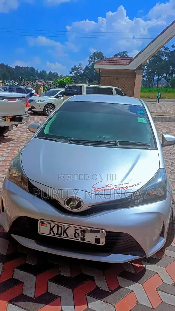 Toyota Vitz 2015 Silver