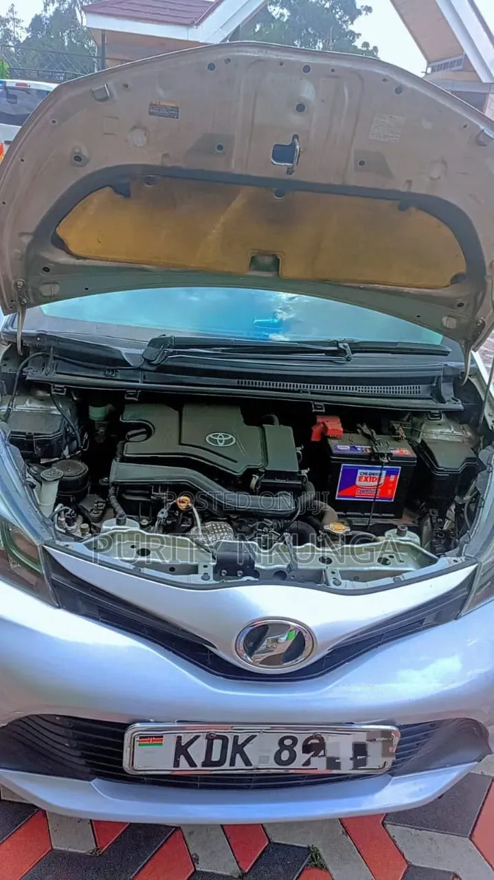Toyota Vitz 2015 Silver