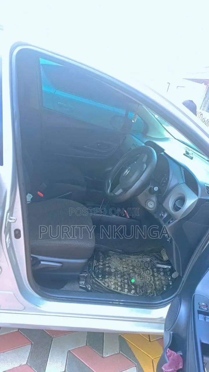 Toyota Vitz 2015 Silver