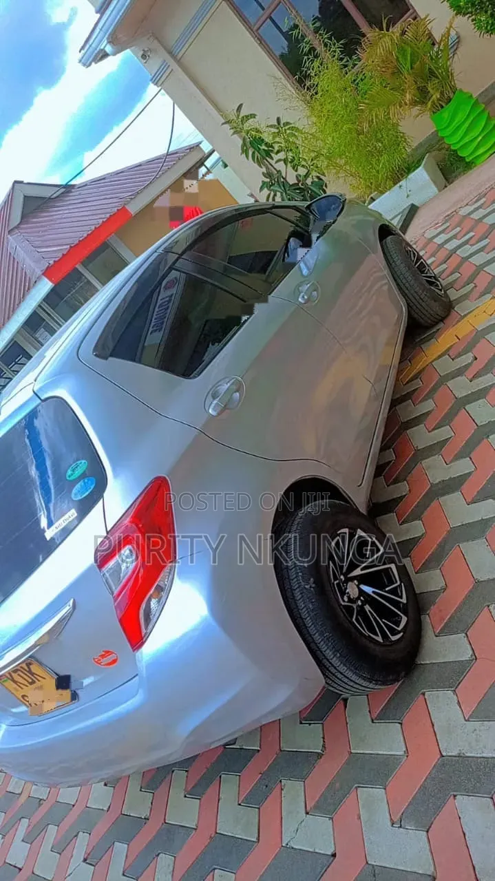 Toyota Vitz 2015 Silver