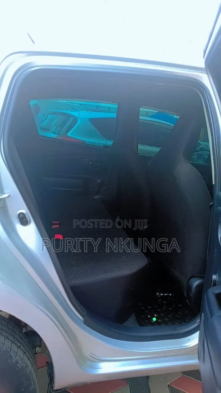 Toyota Vitz 2015 Silver