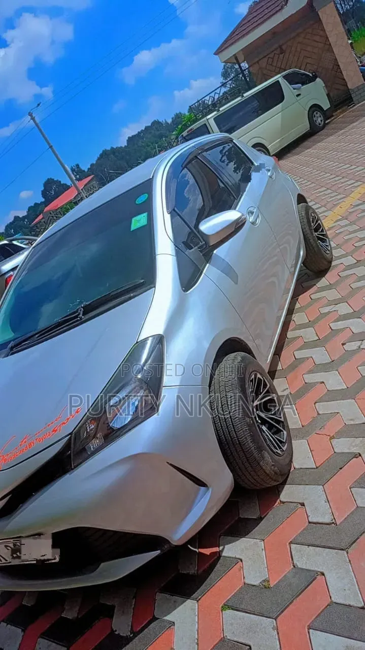 Toyota Vitz 2015 Silver