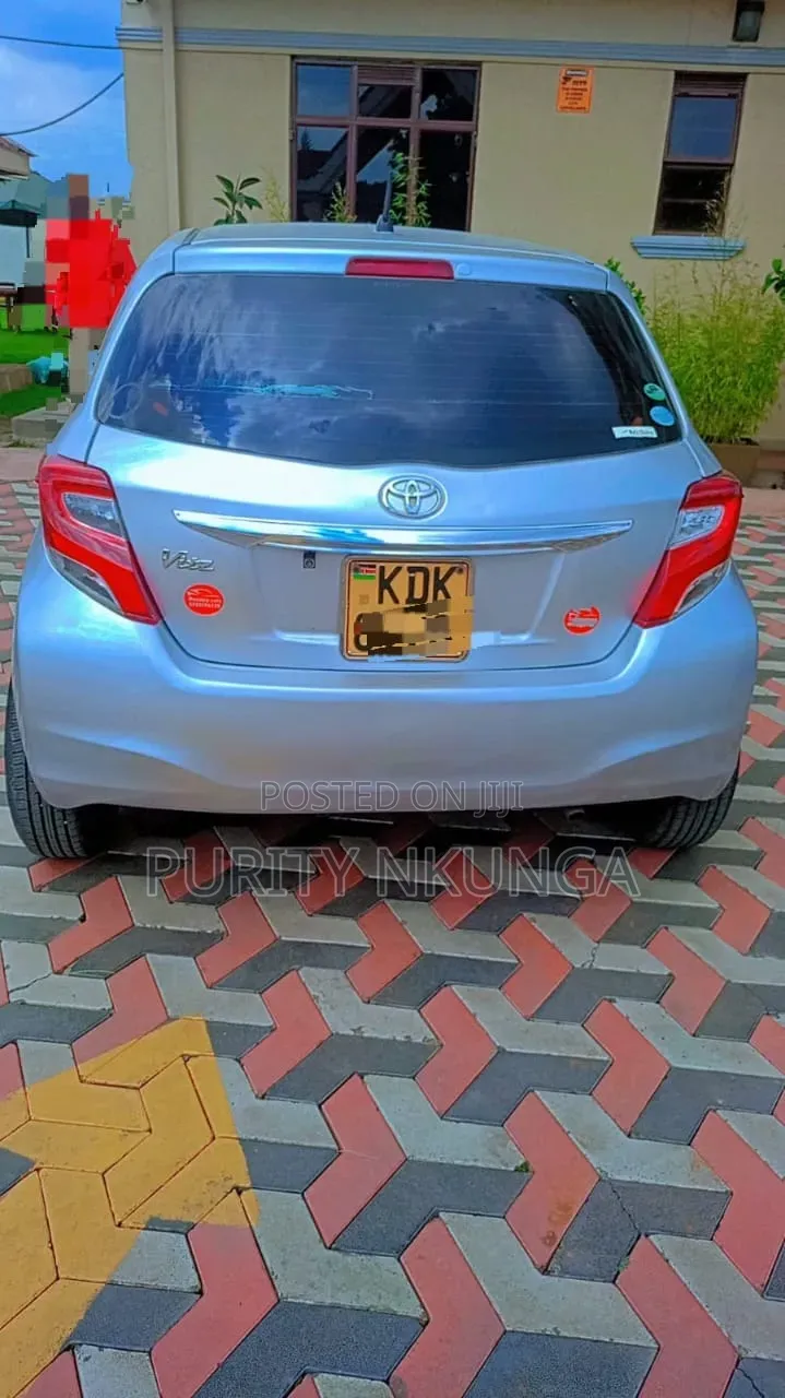 Toyota Vitz 2015 Silver
