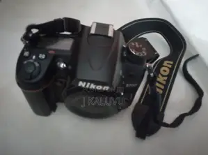 Nikon D7000 Body + Charger + Tripod