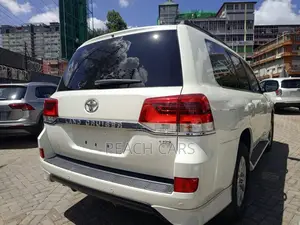 Toyota Land Cruiser 2018 White